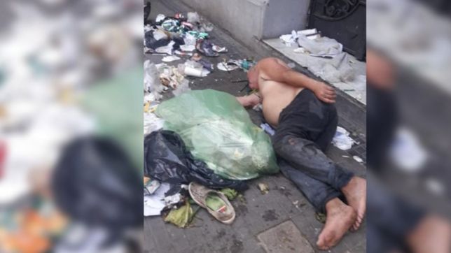 la foto que mas duele: vio a un platense durmiendo entre la basura y pide ayuda