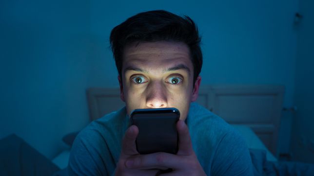 cuatro de cada diez personas admite tener un uso problematico del celular que afecta su salud y sus vinculos