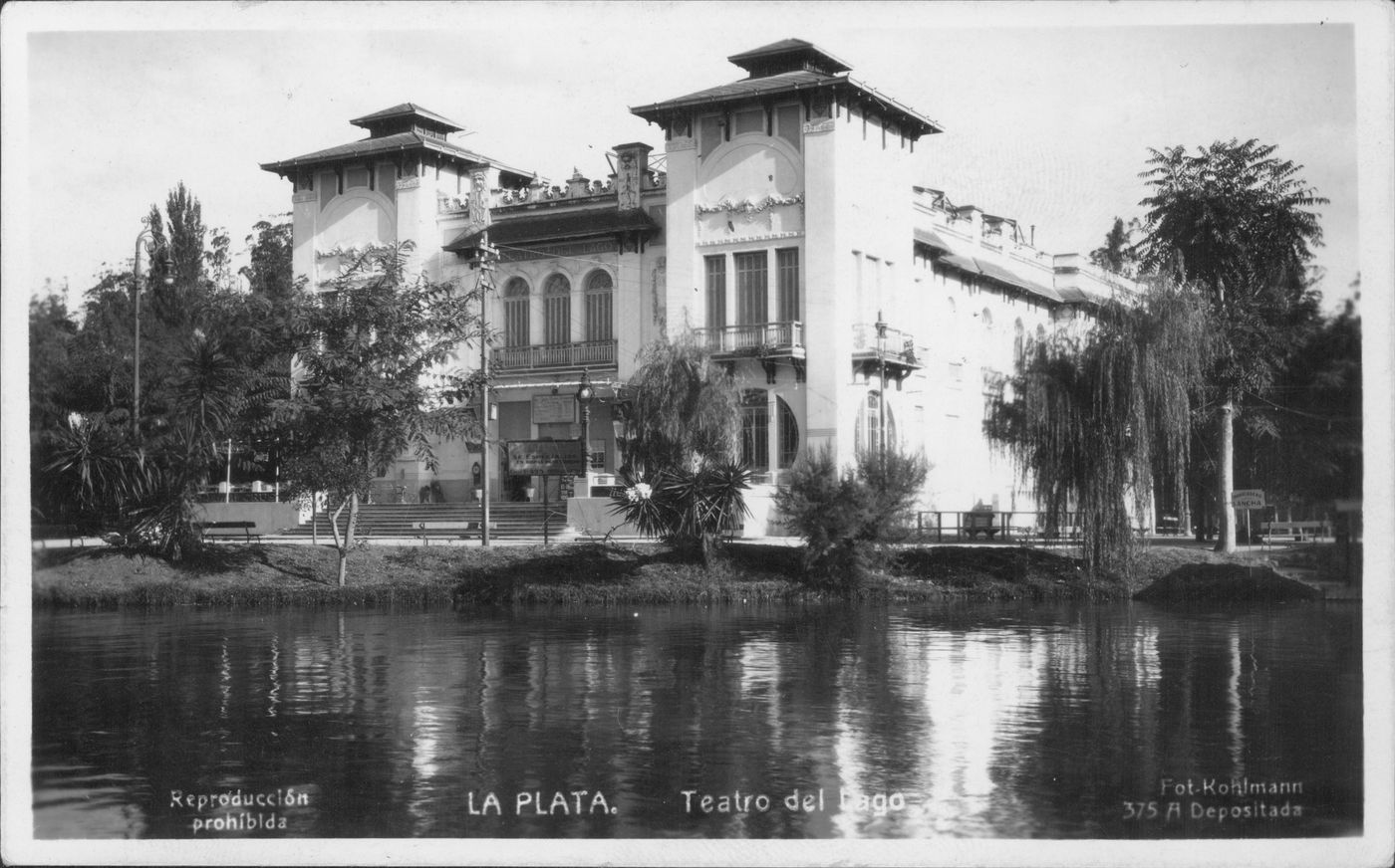 Viejo edificio alrededor del lago, ya demolido. 