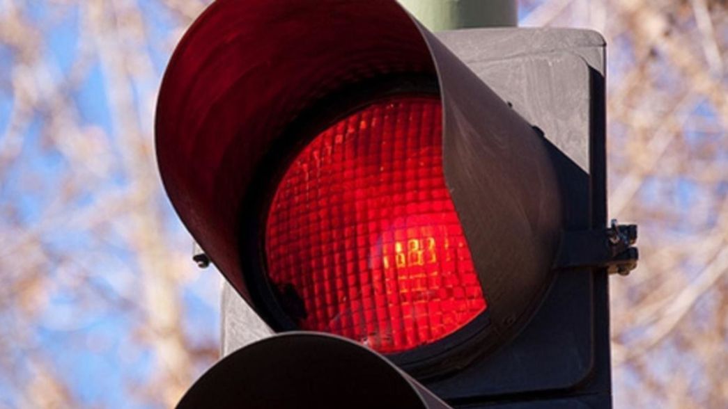 Se puso nervioso al ver un patrullero, cruzó un semáforo en rojo y terminó detenido