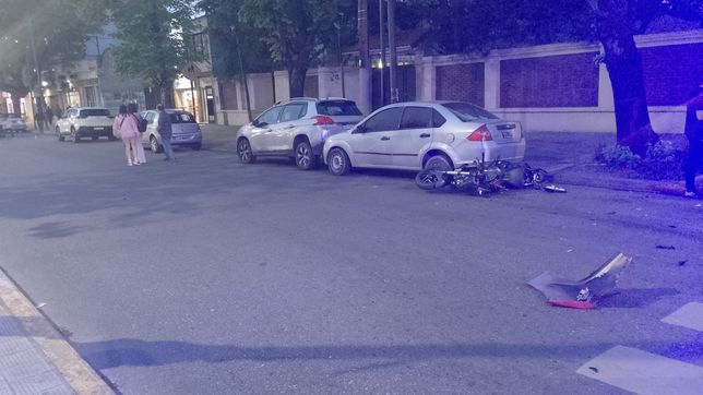 un motociclista termino en el hospital tras un fuerte choque con un auto en 44 y 28