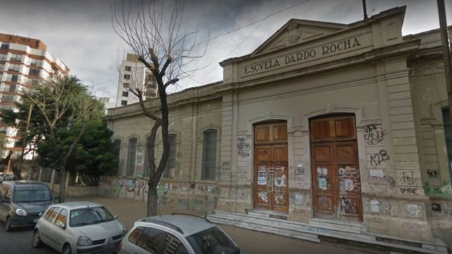 golpes, corridas, heridos y la presencia de un arma en la puerta de normal 2 de la plata