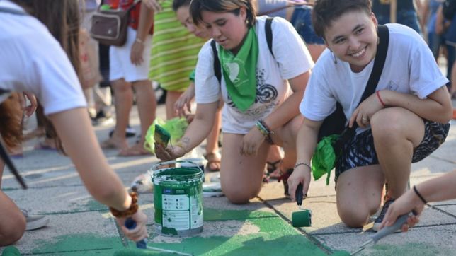 las mujeres marcharon a plaza moreno para pedir por el derecho al aborto legal