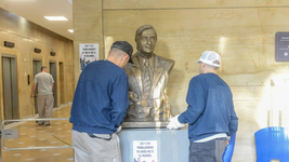 el gobierno retiro el busto de nestor kirchner del edificio de anses tras la condena a cristina kirchner el gobierno retiro el busto de nestor kirchner del edificio de anses tras la condena a cristina kirchner