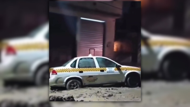 un taxista de berisso ignoro un corte por obras y quedo encajado en el cemento