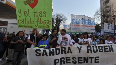 Conflicto sin fin: docentes se movilizan por el centro platense en contra de los sumarios