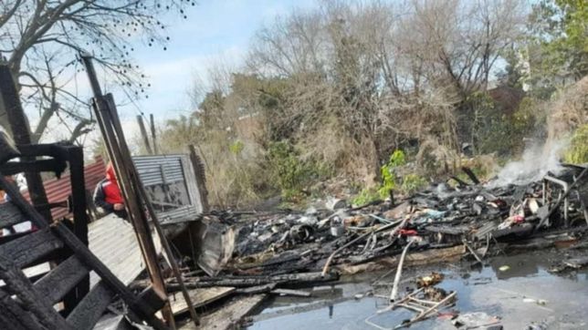 voraz incendio en dos casillas de la plata: una mujer debio ser internada con quemaduras
