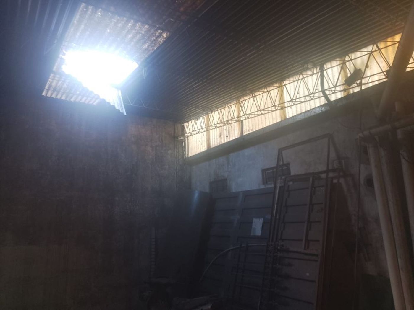 El increíble motivo por el que una mujer de Tolosa cayó del techo de un galpón y murió