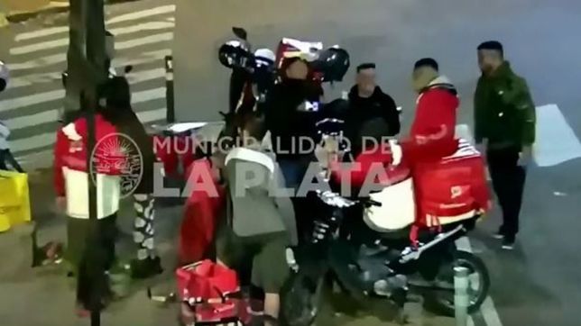 video: un grupo de repartidores violo la cuarentena y se reunio en pleno centro de la plata