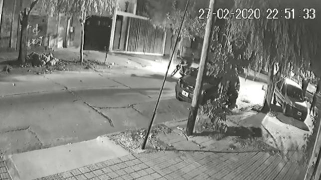 video: se escondio detras de un auto para escapar de un robo, pero lo descubrieron