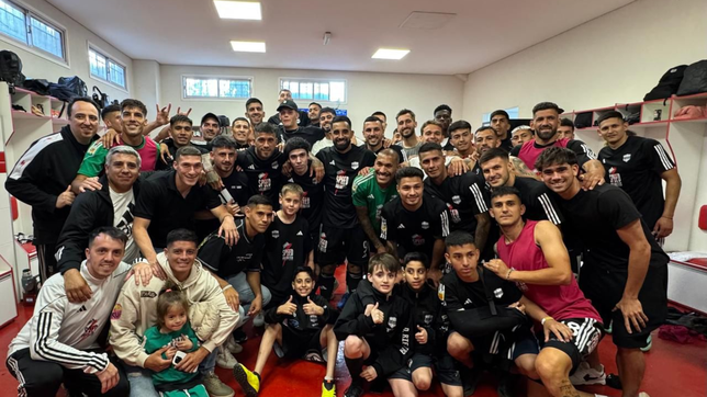 un jugador del lobo a prestamo debuto en deportivo riestra y conmovio a todos en el cierre del partido