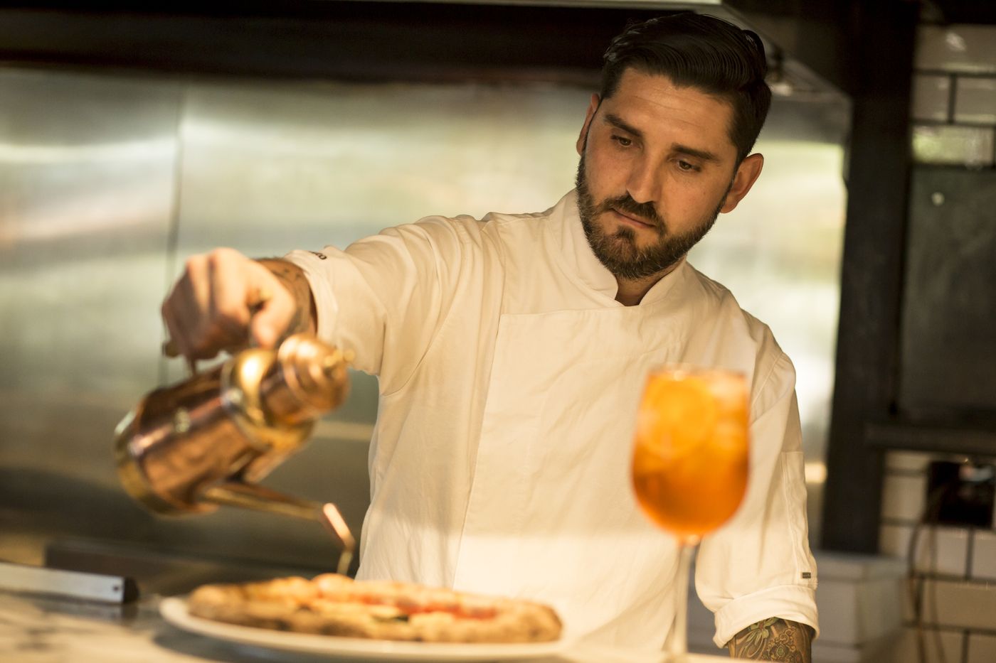 Bajo la dirección del chef Leandro Barroso, Paesano ha perfeccionado el arte de la pizza napolitana