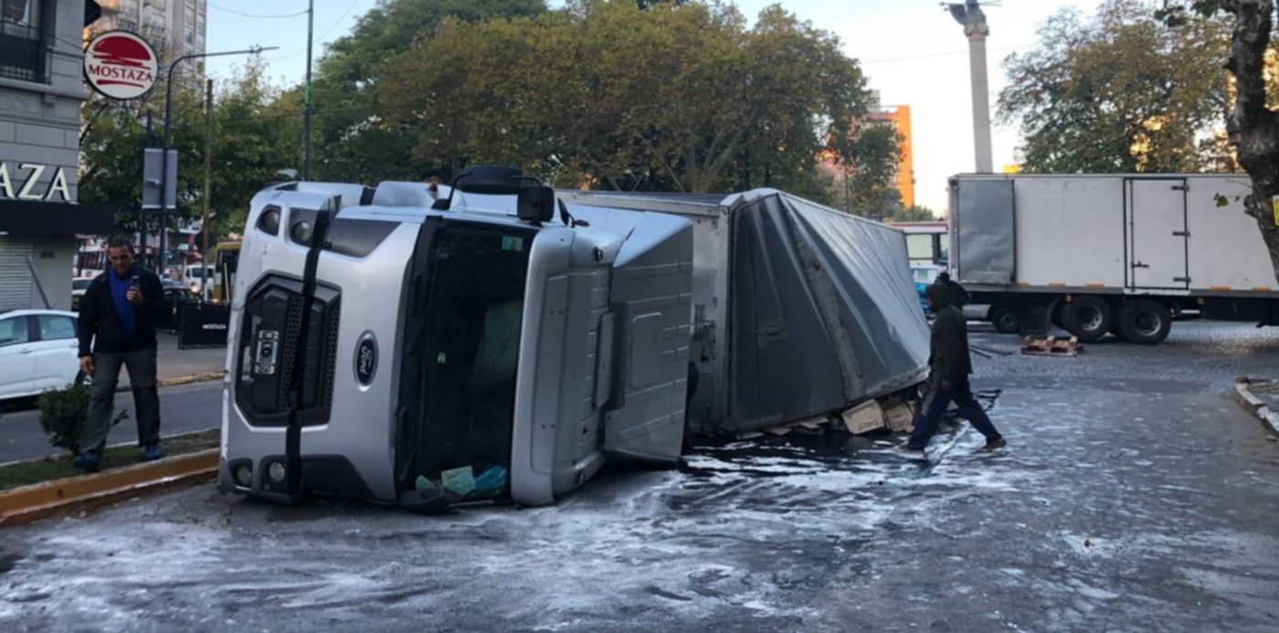 Camión volcado en plaza Italia