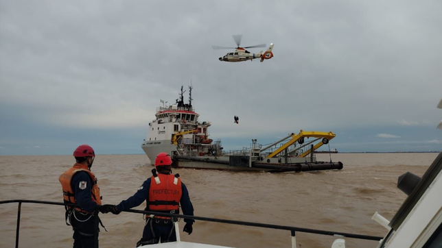 tension en el rio de la plata por el rescate de un tripulante descompensado