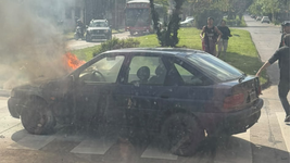 un auto se prendio fuego en plena avenida de la plata y encendio las alarmas