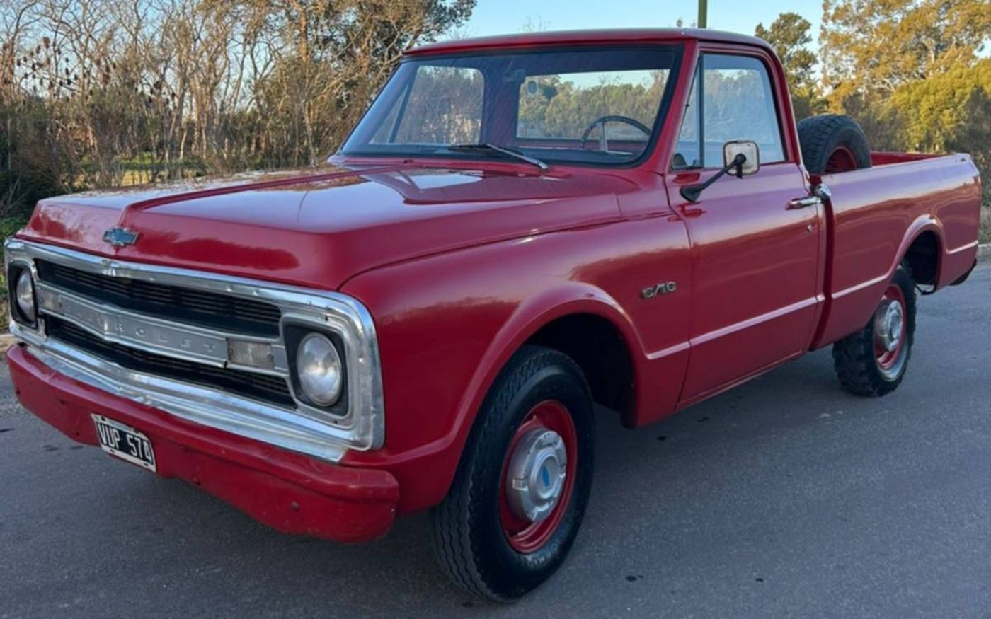 La camioneta robada en Bavio es una Chevrolet C10 roja