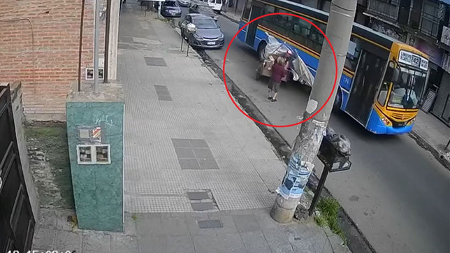 video: un colectivero atropello a un cartonero y a una abuela y se dio a la fuga