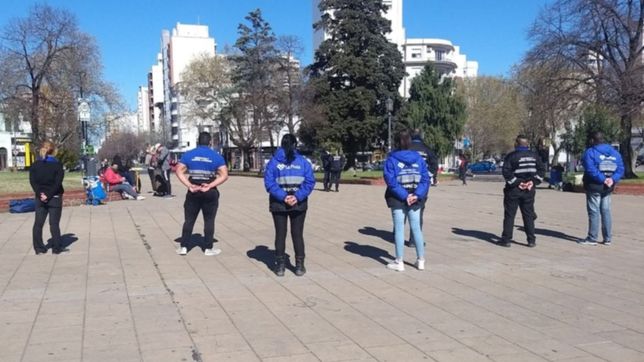 con un amplio operativo, levantaron los puestos de vendedores ambulantes de plaza italia