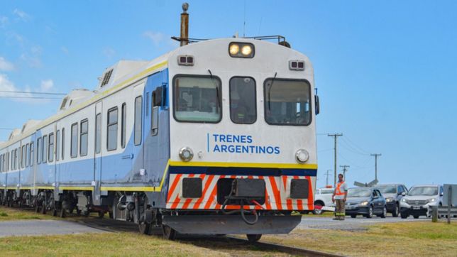 desde este lunes y despues de seis anos vuelve a funcionar el tren a pinamar