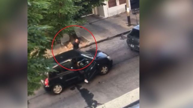 video: ataque de furia en la plata con golpes, insultos y amenazas por un semaforo en rojo