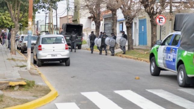 intentaron tomar la delegacion de villa elvira y hubo enfrentamientos con la policia