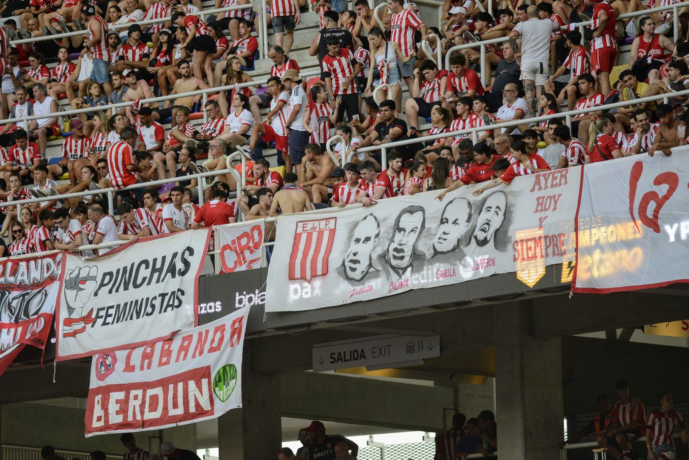 Los hinchas de Estudiantes en Santiago del Estero, esta vez, ante Central Córdoba.