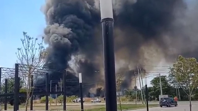 incendiaron basura acumulada en una cantera y las enormes columnas de humo pusieron en alerta a la plata