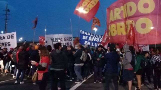 manifestantes cortaron la autopista la plata-buenos aires y colapso el transito en bernal