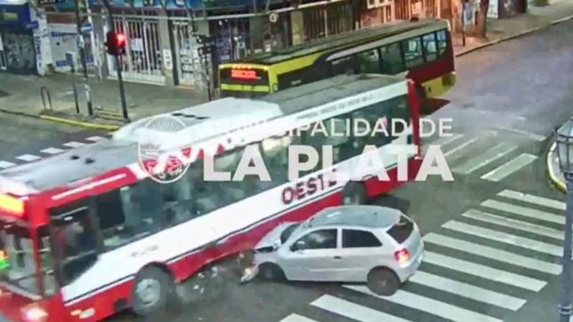 video: iba a toda velocidad por el centro de la plata, cruzo en rojo y choco contra un oeste