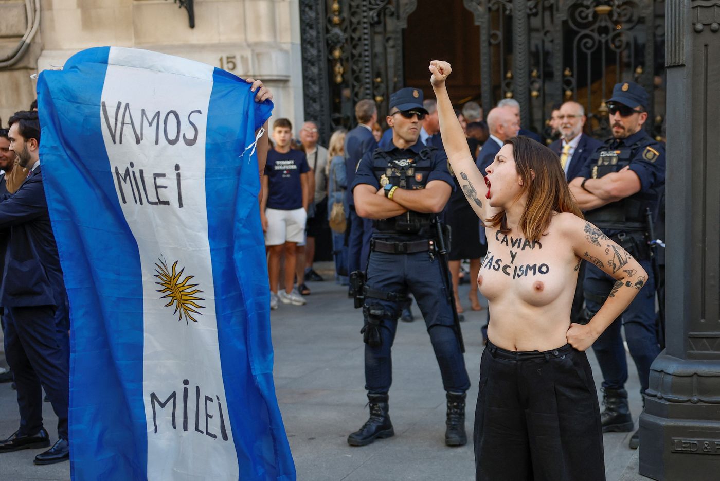 En la Puerta del Sol se encontraron quienes apoyaban a Javier Milei y quienes repudiaron su presencia