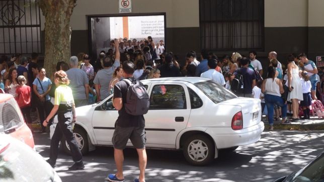 tras la polemica, un vecino filmo la interminable doble fila en la puerta del sagrado corazon