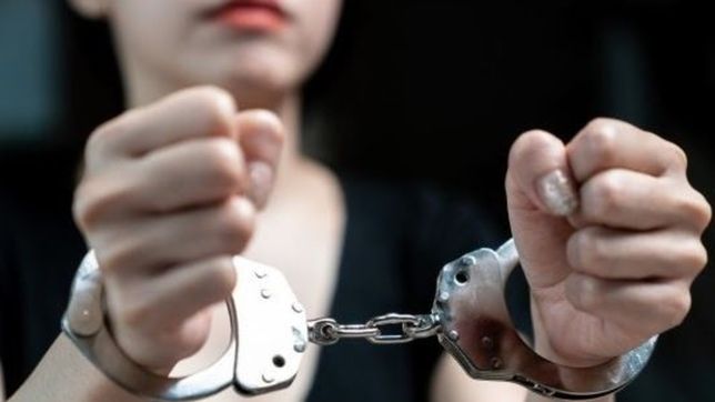 la detuvieron por vender drogas en la plata y volvio a su casa para cuidar a los hijos