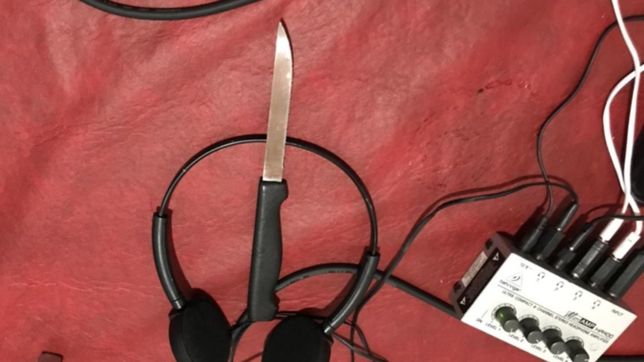 berisso: entraron a una radio, rompieron todo y dejaron un cuchillo entre los auriculares