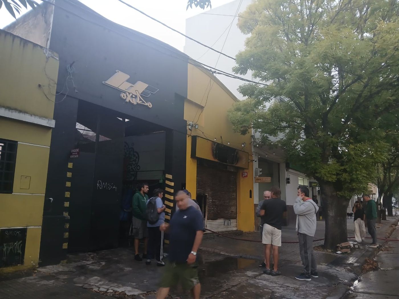 El incendio consumió por completo el interior de la heladería. En el lugar trabajaron bomberos de La Plata El incendio consumió por completo el interior de la heladería. En el lugar trabajaron bomberos de La Plata