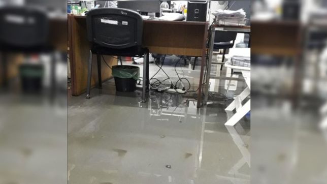 pisos inundados y expedientes en peligro: asi esta la torre 1 por las fuertes lluvias