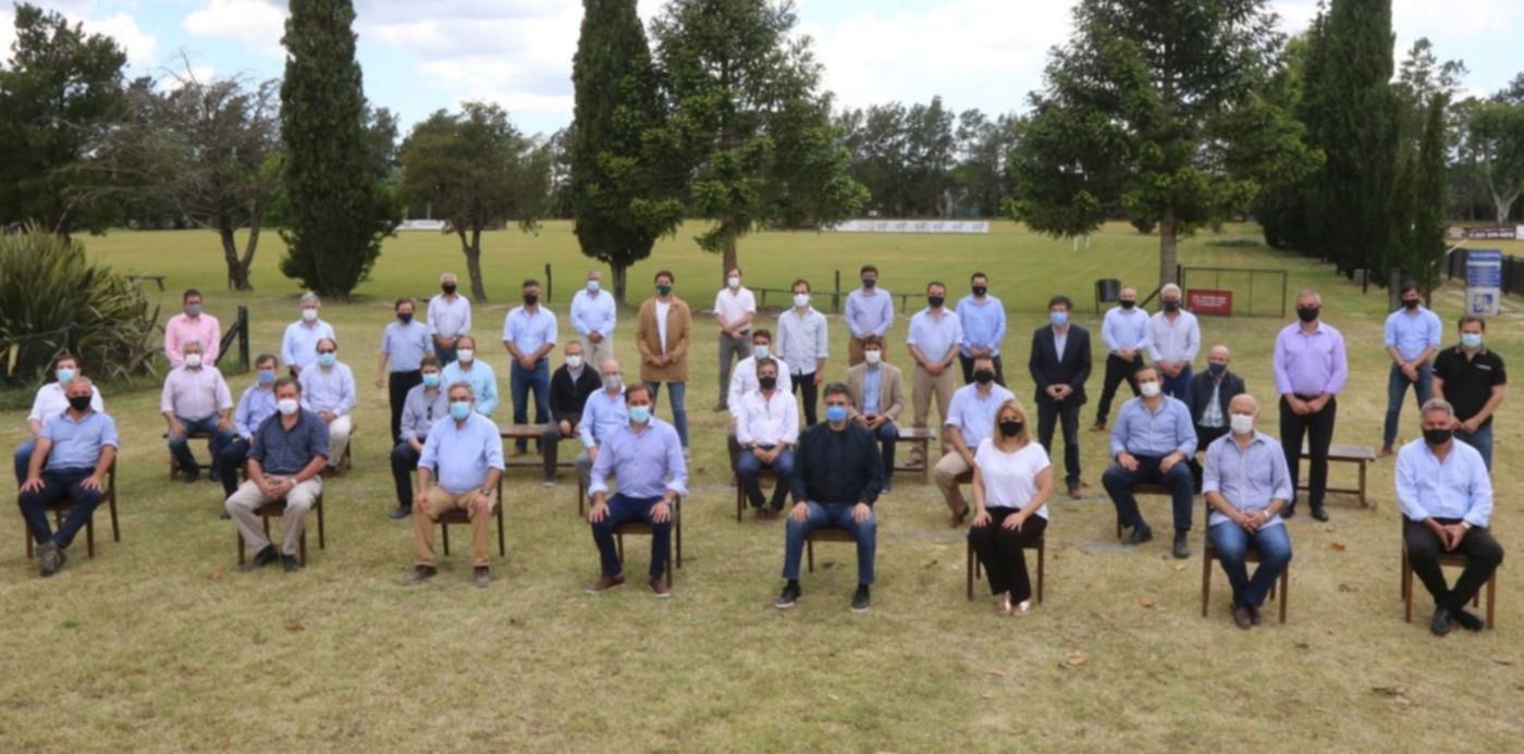 almuerzo de intendentes de Juntos por el Cambio Julio Garro en el club San Luis - almuerzo de intendentes de Juntos por el Cambio en el club San Luis de La Plata