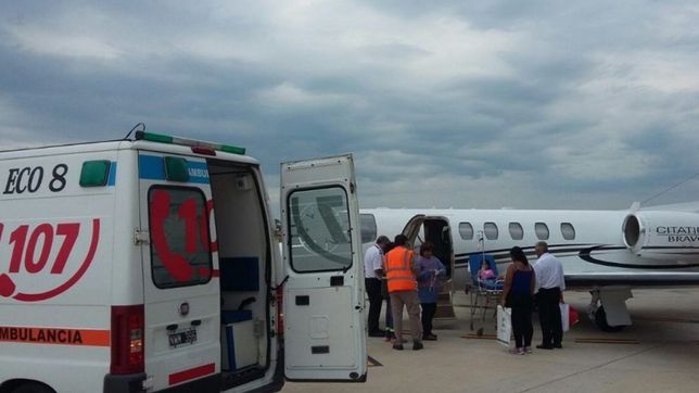 un avion sanitario traslada a la plata a una de las hijas del matrimonio fallecido