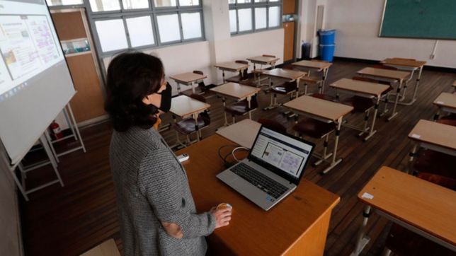 ordenan clases presenciales en aulas portenas pero en provincia seran virtuales