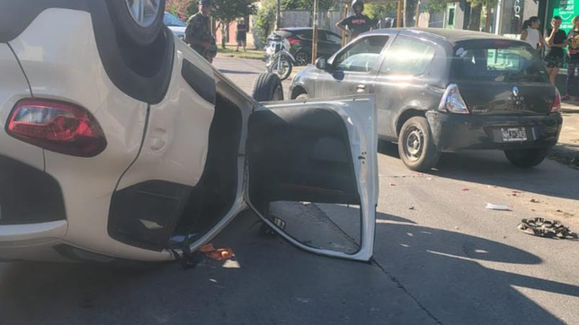 espectacular choque y vuelco en berisso con una mujer que quedo atrapada en el auto