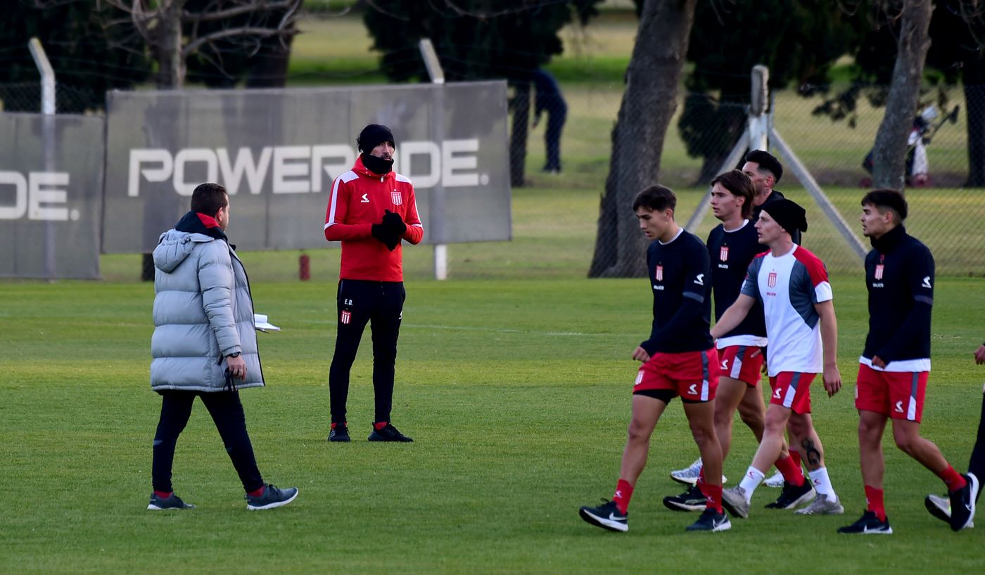 Entrenamiento Estudiantes Domínguez plantel.jpg