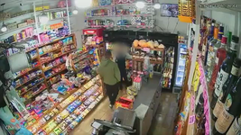 un hombre acoso a una empleada de un kiosco del centro de la plata que tuvo que huir para que no la besara un hombre acoso a una empleada de un kiosco del centro de la plata que tuvo que huir para que no la besara