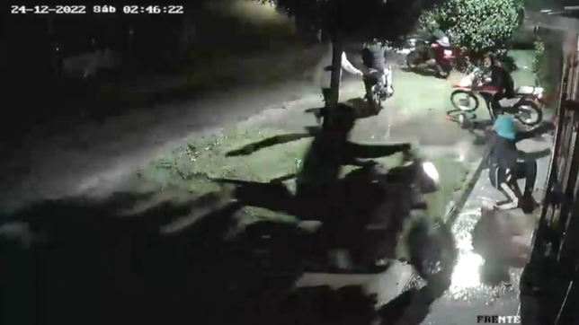 video: un enjambre de motochorros causo panico en la plata