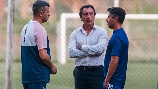 la dirigencia de gimnasia decidio que continue diego flores al mando del equipo