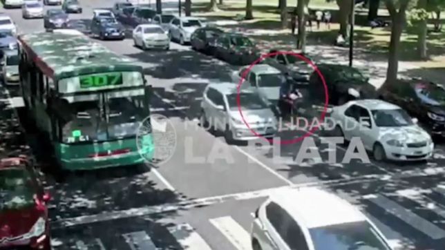 video: un conductor choco a una moto y causo un insolito accidente en plaza moreno