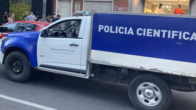 una mujer aparecio muerta en un edificio de la plata e investigan las causas