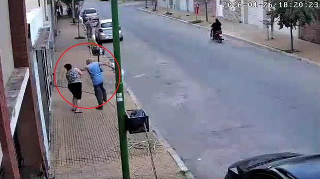 un jubilado se enojo con su sobrina y le pego una pina en medio de un conflicto por el agua