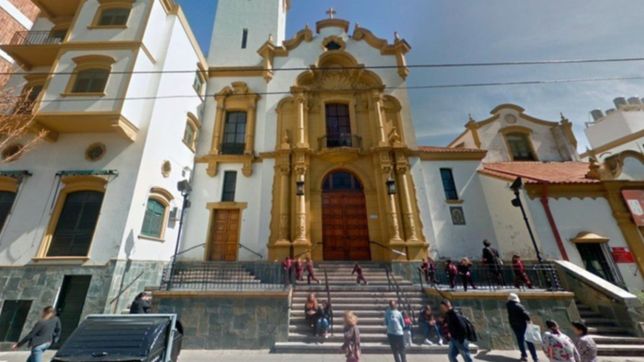 un hombre intento violar a una mujer en una iglesia