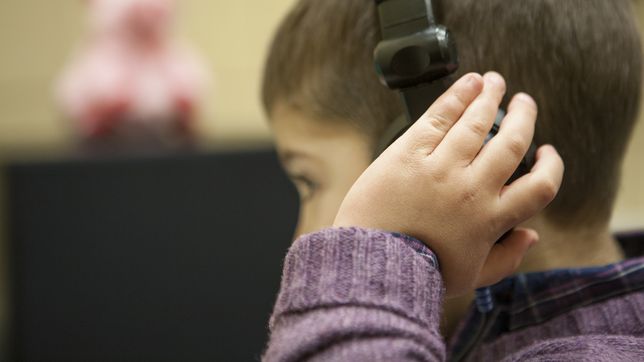 la emotiva campana de una mama de la plata para comprarle un audifono a su hijo con hipoacusia