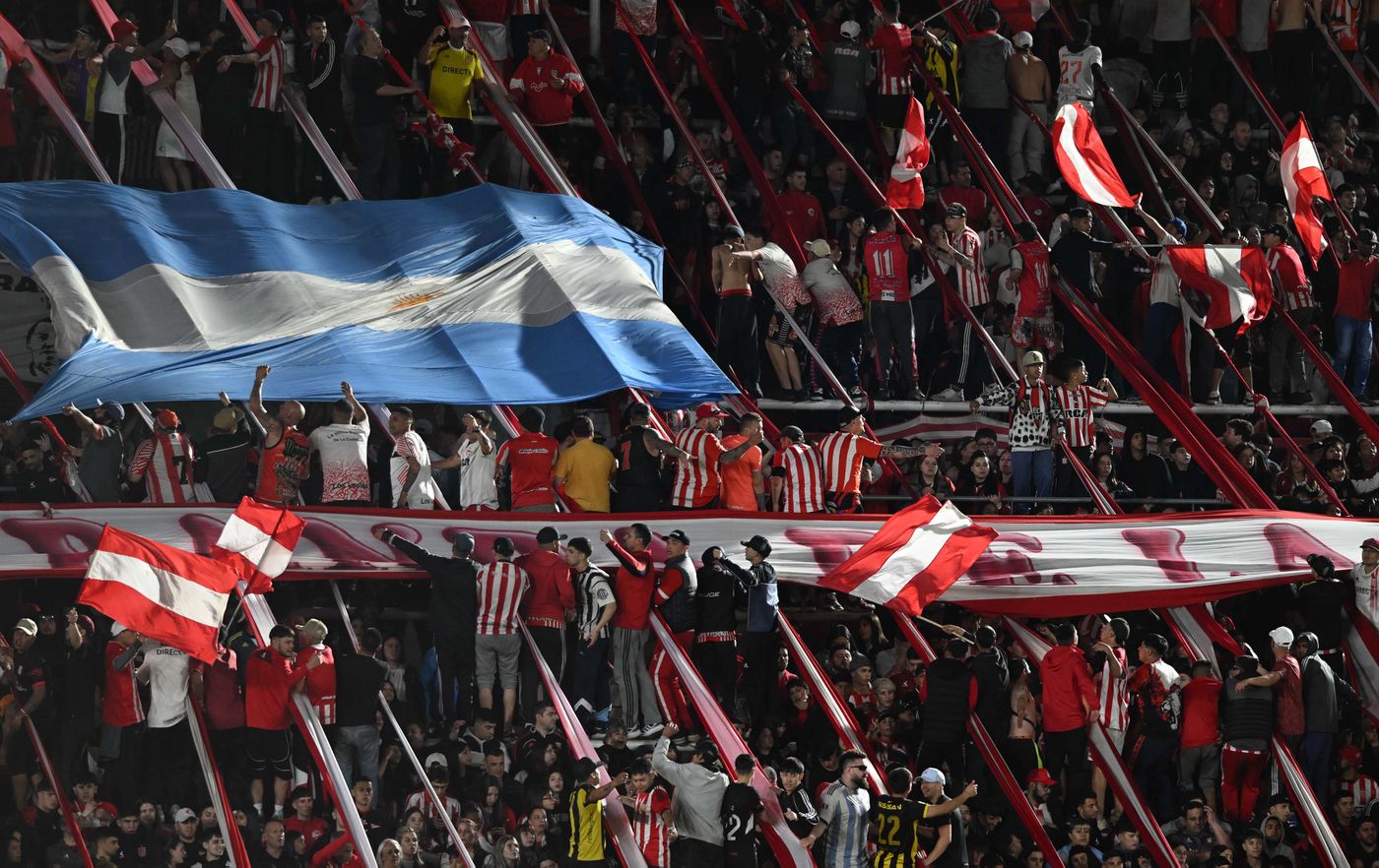 Estudiantes Defensa y Justicia Hinchada