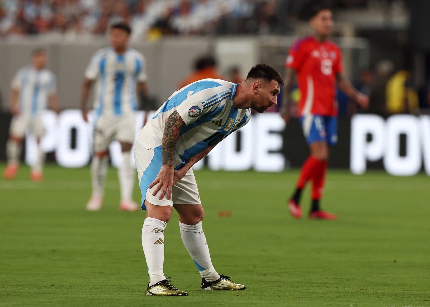 Lionel Messi sinti&oacute; la molestia muscular ante Chile.